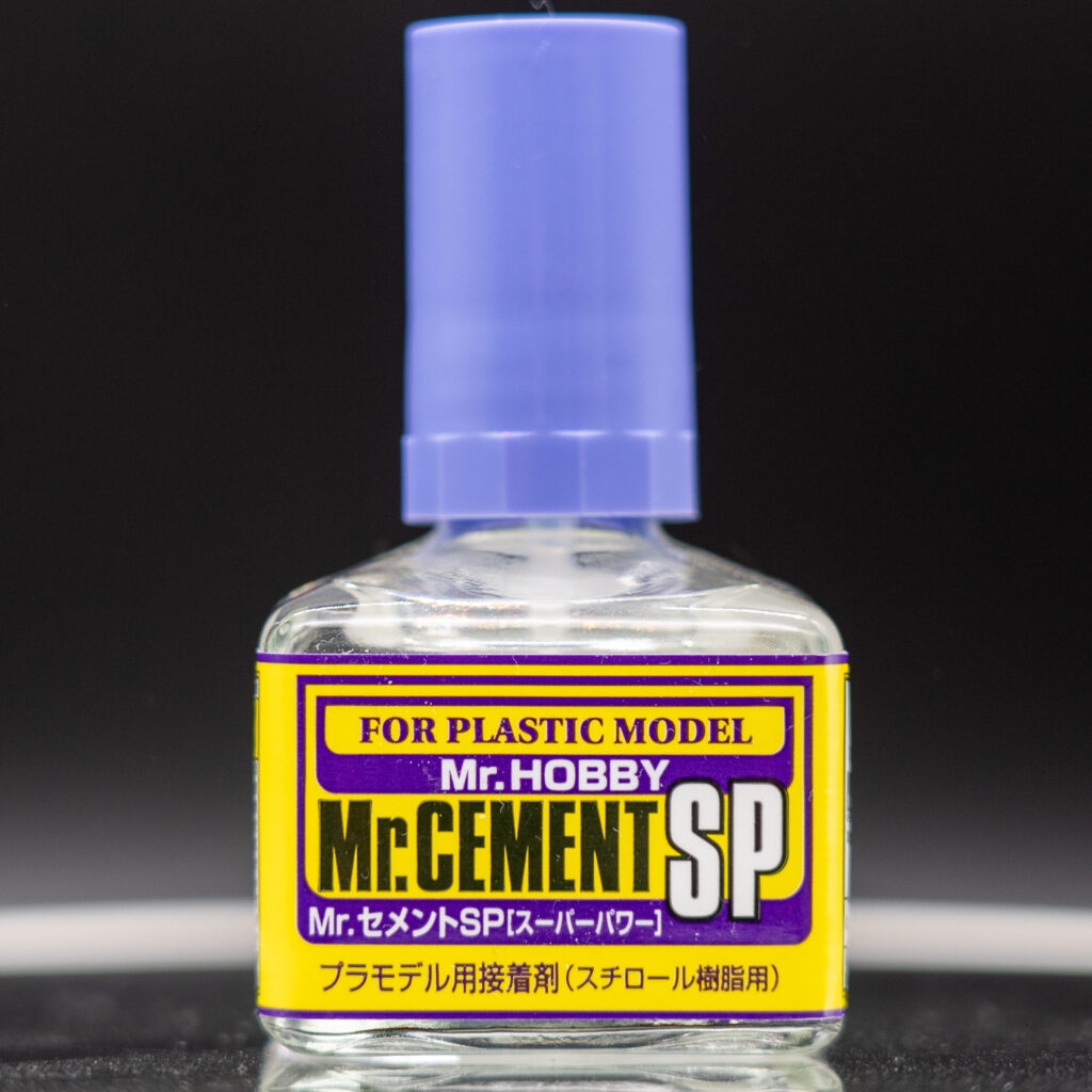 ミスターセメントSPは流し込みタイプで刷毛が小さいので小さな部品を取り付ける際には重要。