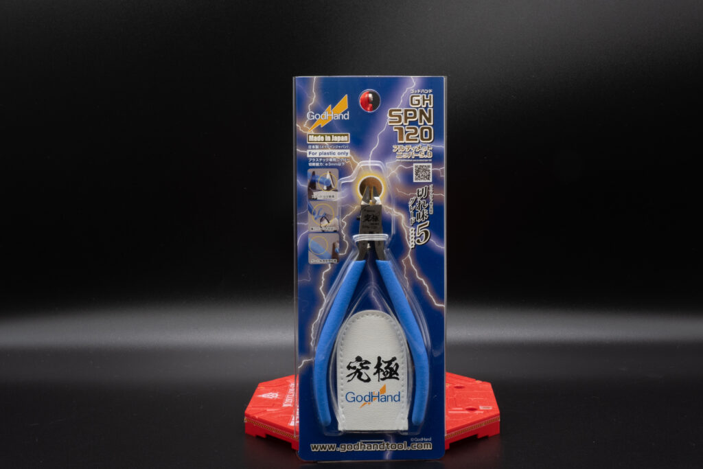 アルティメットニッパー5.0はゴッドハンド社が生産する最高品質のプラモデル用ニッパーになります。二度切り専用のニッパーでランナーがぬるっと切れて切削面が非常になめらかです。
