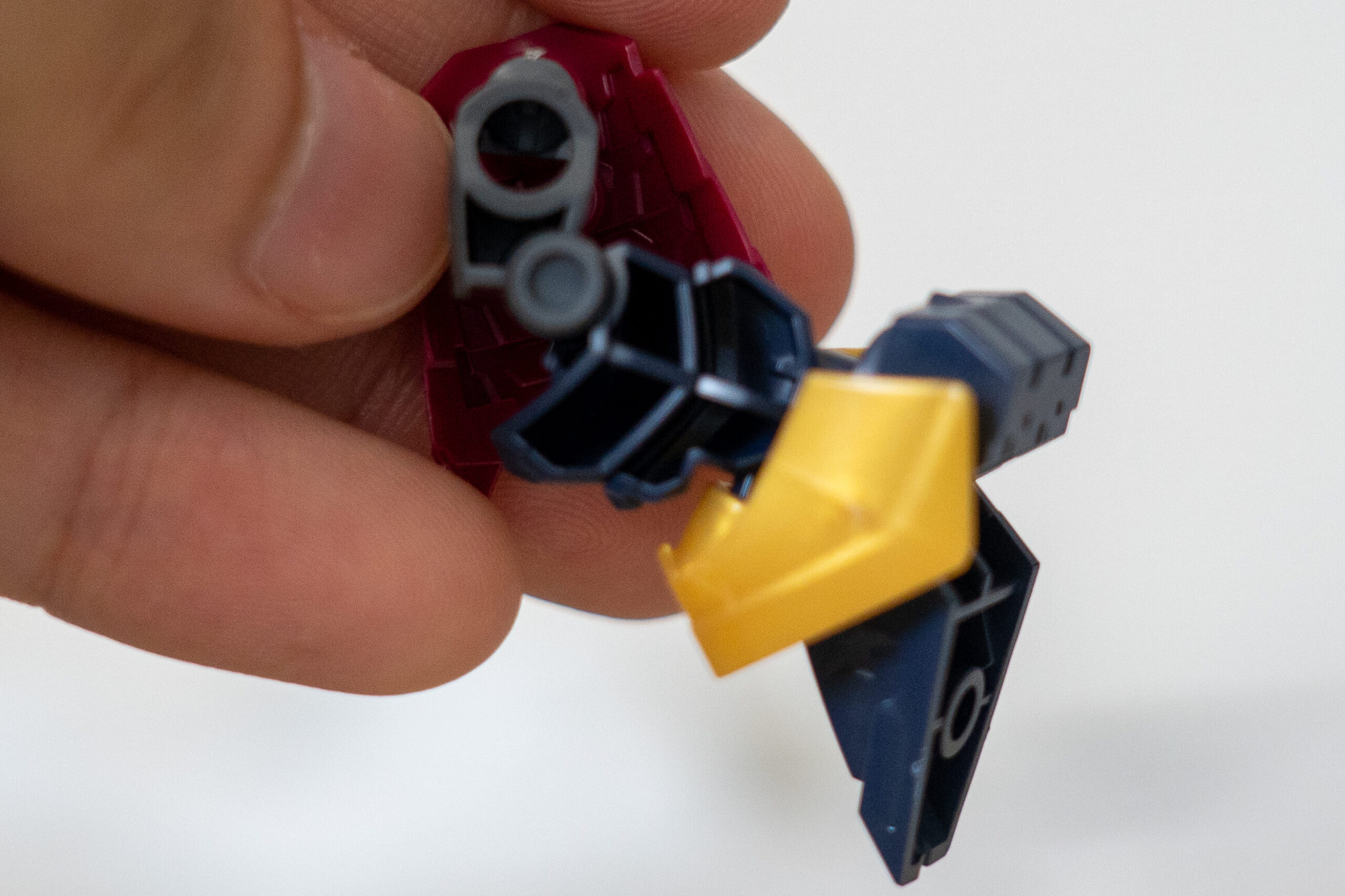 SDW HEROES 信長ガンダムエピオン　うち太もも部分、足裏部分に肉抜き穴が沢山ある。改修することでクオリティがぐっと高まるポイント。