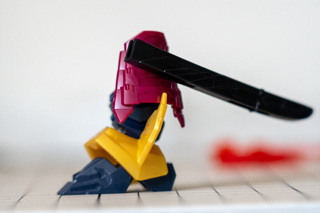 SDW HEROES 信長ガンダムエピオン　鞘を取り付けることが出来る。鞘は淡色の黒だが、スジボリが入っているので、カラフルな鞘に仕上げることでより一層派手になる。