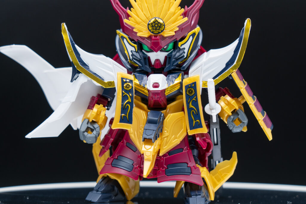 SDW HEROES 信長ガンダムエピオン　完成パーツ分割によって塗装しなくても綺麗な色合いに仕上がっているほか、太ももやひじの肉抜き穴はうまくパーツによって隠されており目立たなくなっている。