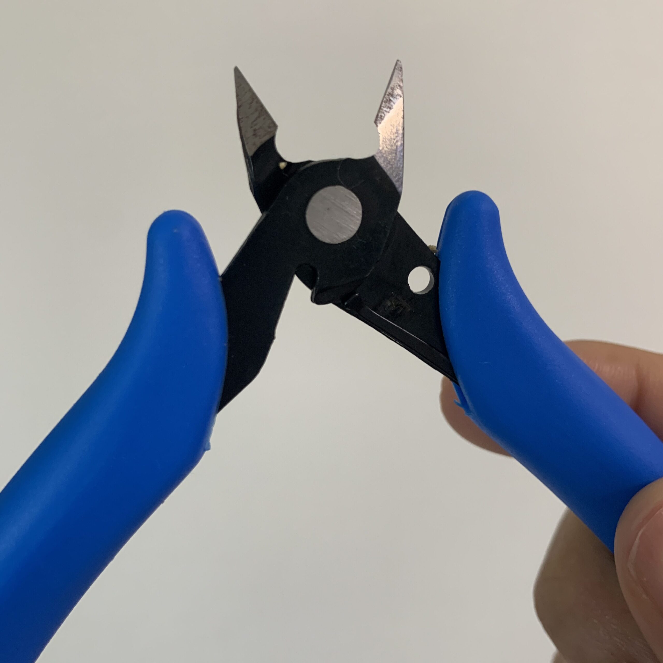 普通のニッパーは大きく開く構造になっており色々な用途を想定している。単純な作りなのでその分コストを抑えることが出来る。どんどん使って古くなったら買い換えていきたい。