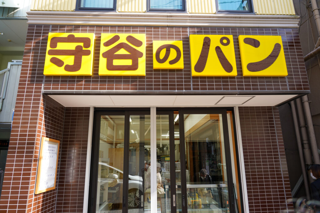 ひっきりなしに人が来るパン屋