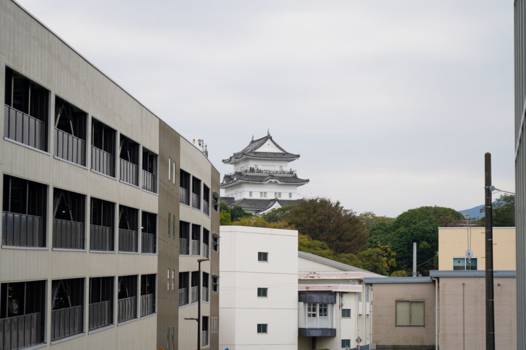 少し先から小田原城が見える
