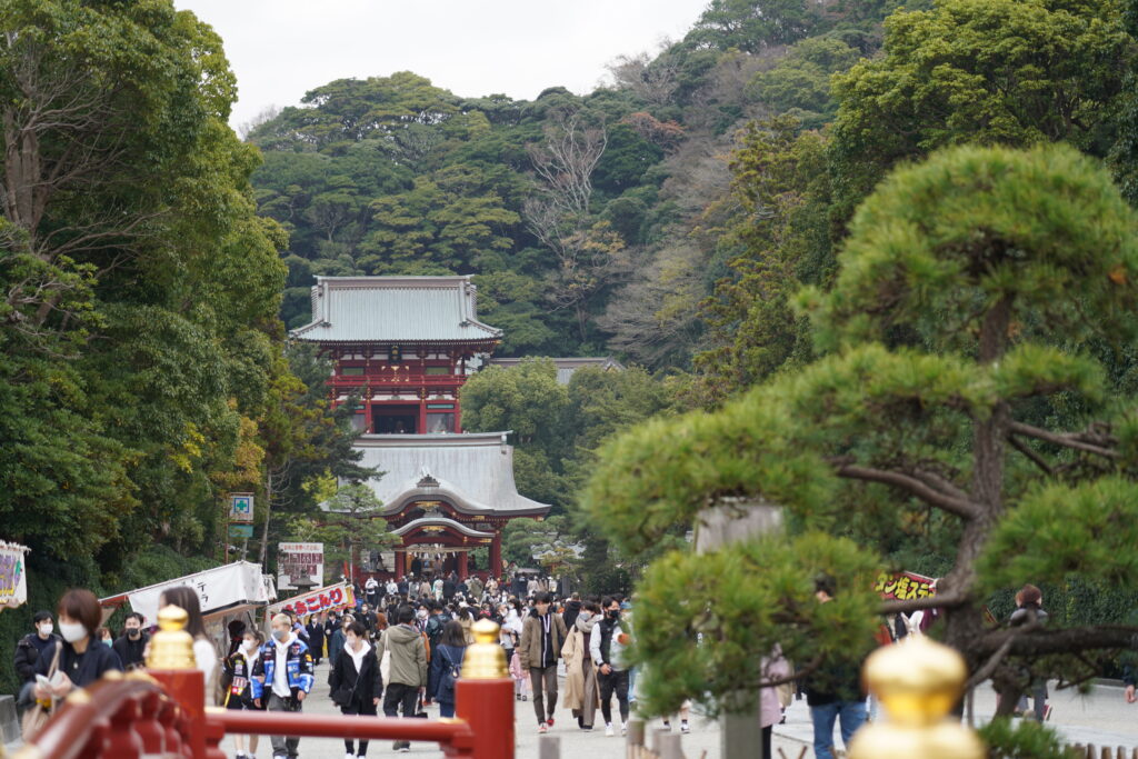 鶴岡八幡宮は多くの人でにぎわっている。