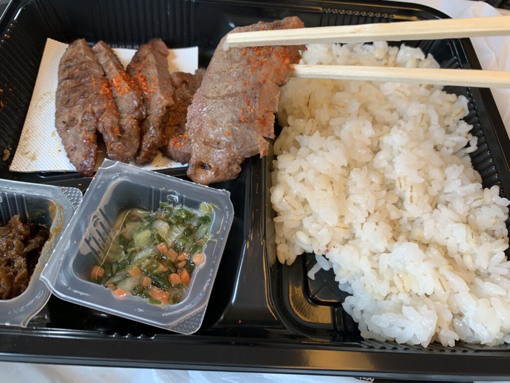 帰りは仙台牛タン弁当を買って帰る