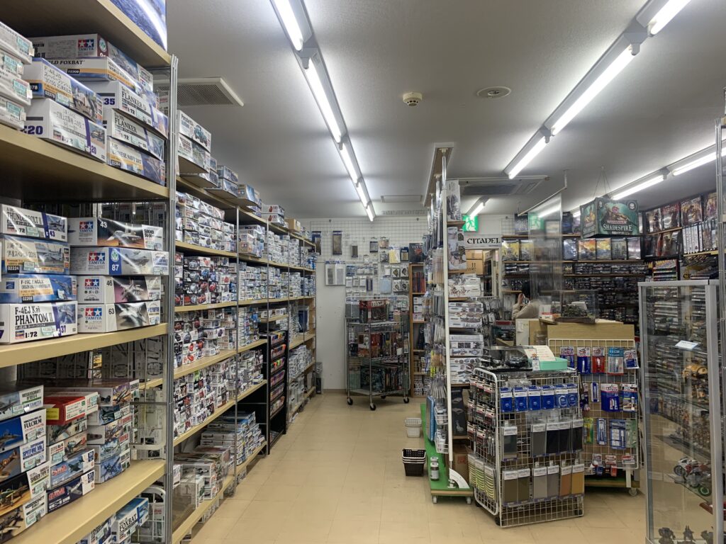 ガンプラはおいてませんが、親切な店主に豊富なスケールキット