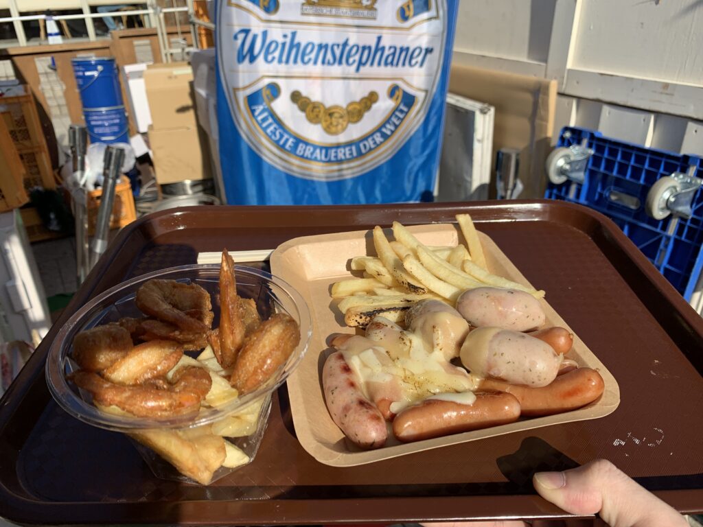 ポテトとソーセージ。それに沢山のビールが売っています