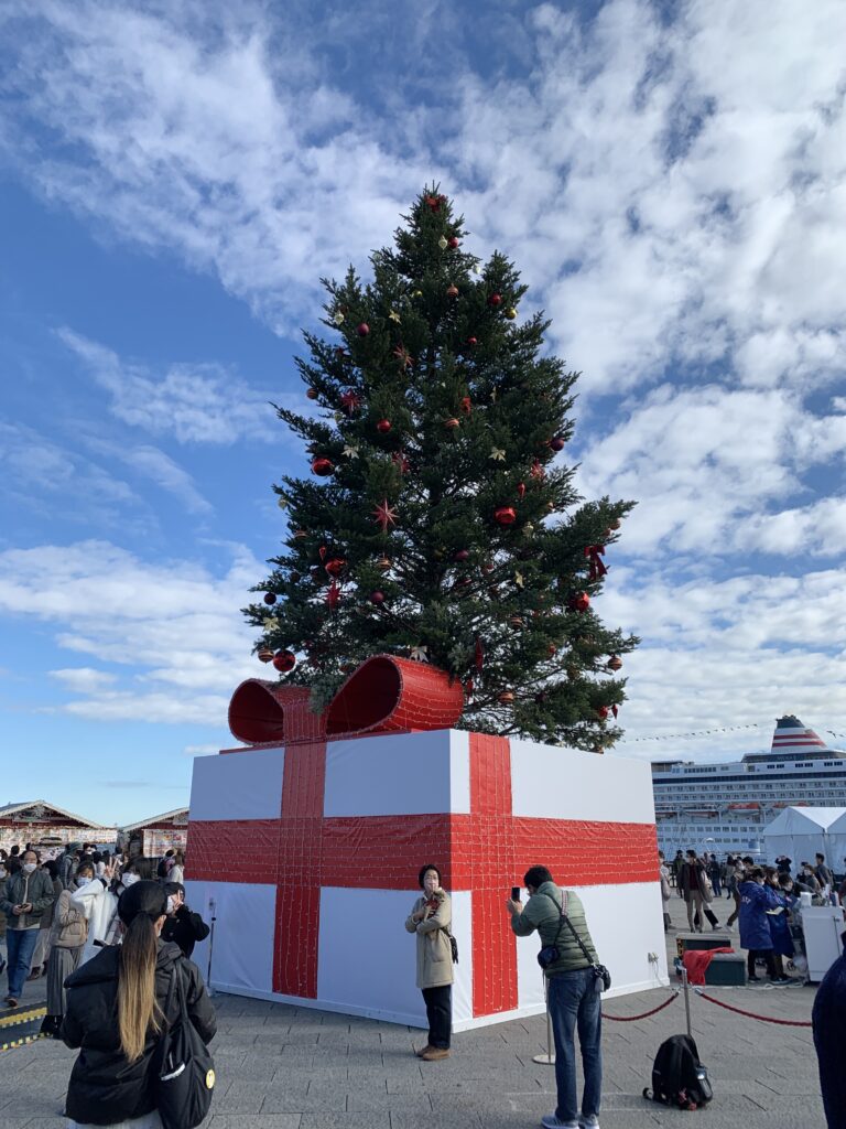 巨大なクリスマスツリーも
