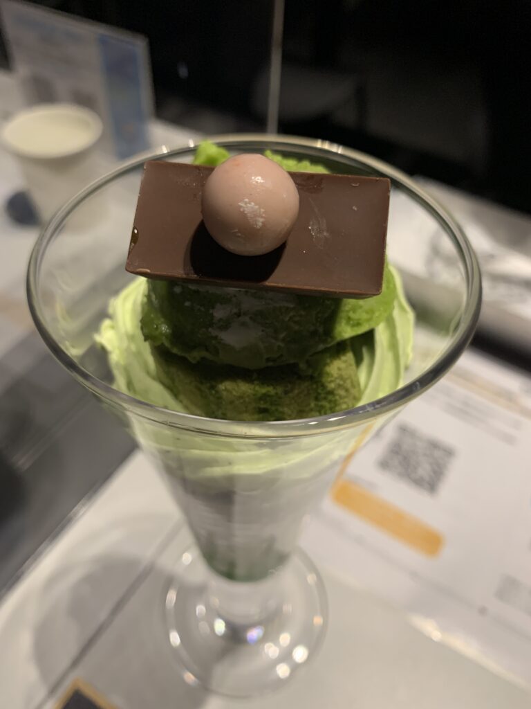 デザートはザクヘッド風のパフェ！