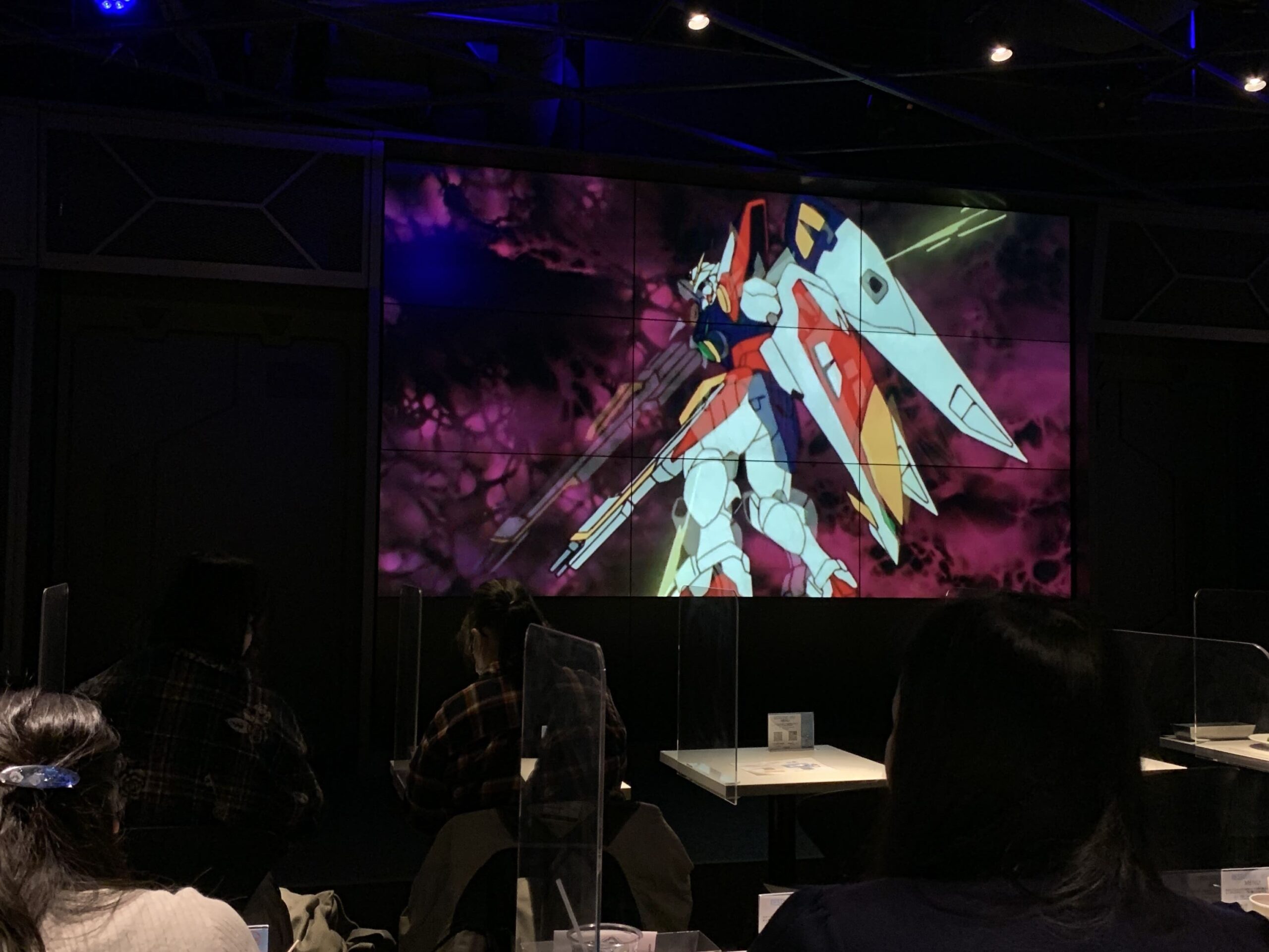 カフェはまるでホワイトベースやアーガマにいるような感覚！