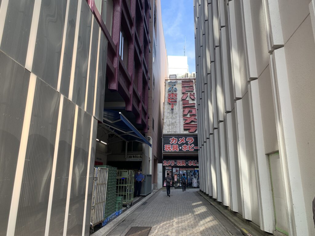 新宿の路地を進むとそこにはヨドバシカメラが。ここにもガンプラはありました！