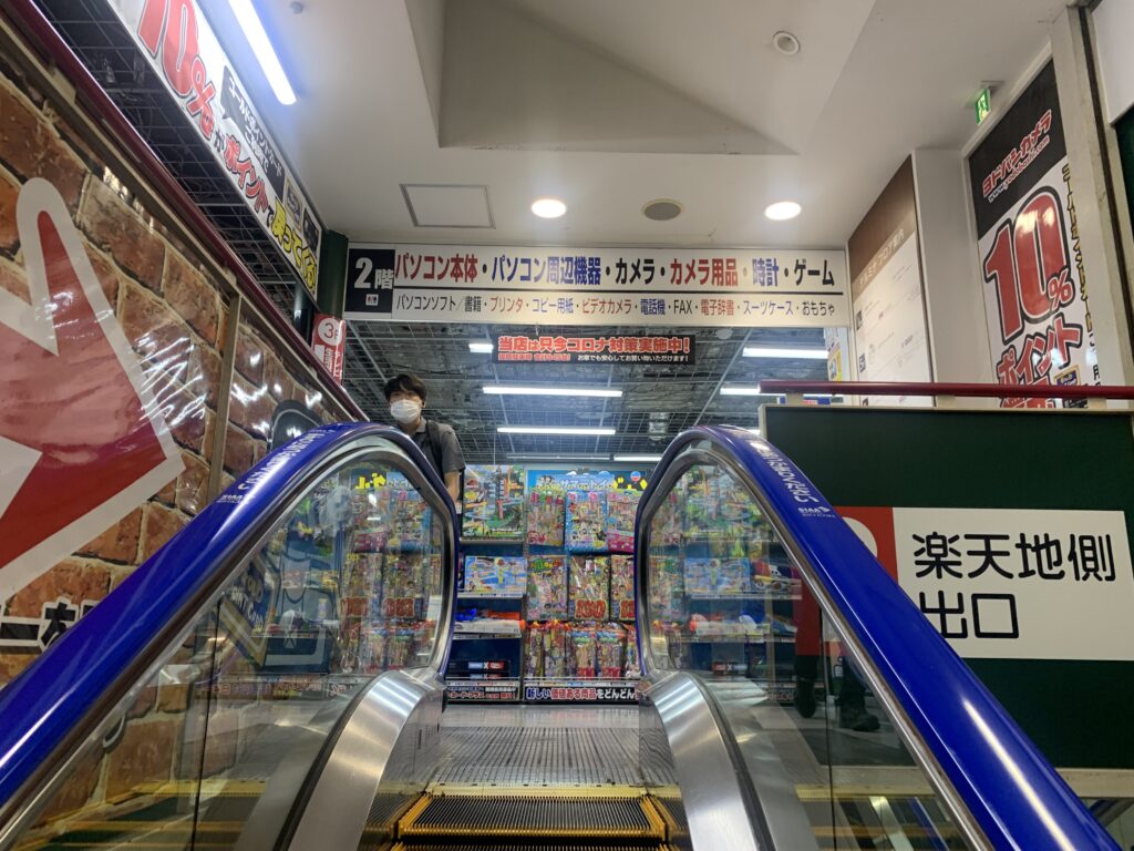 エレベーターで昇ってみるとそこにはプラモコーナーが！
