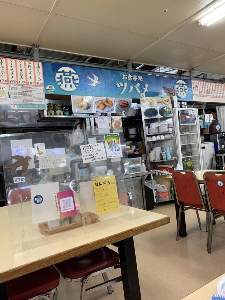 市場のなかでご飯を食べられる