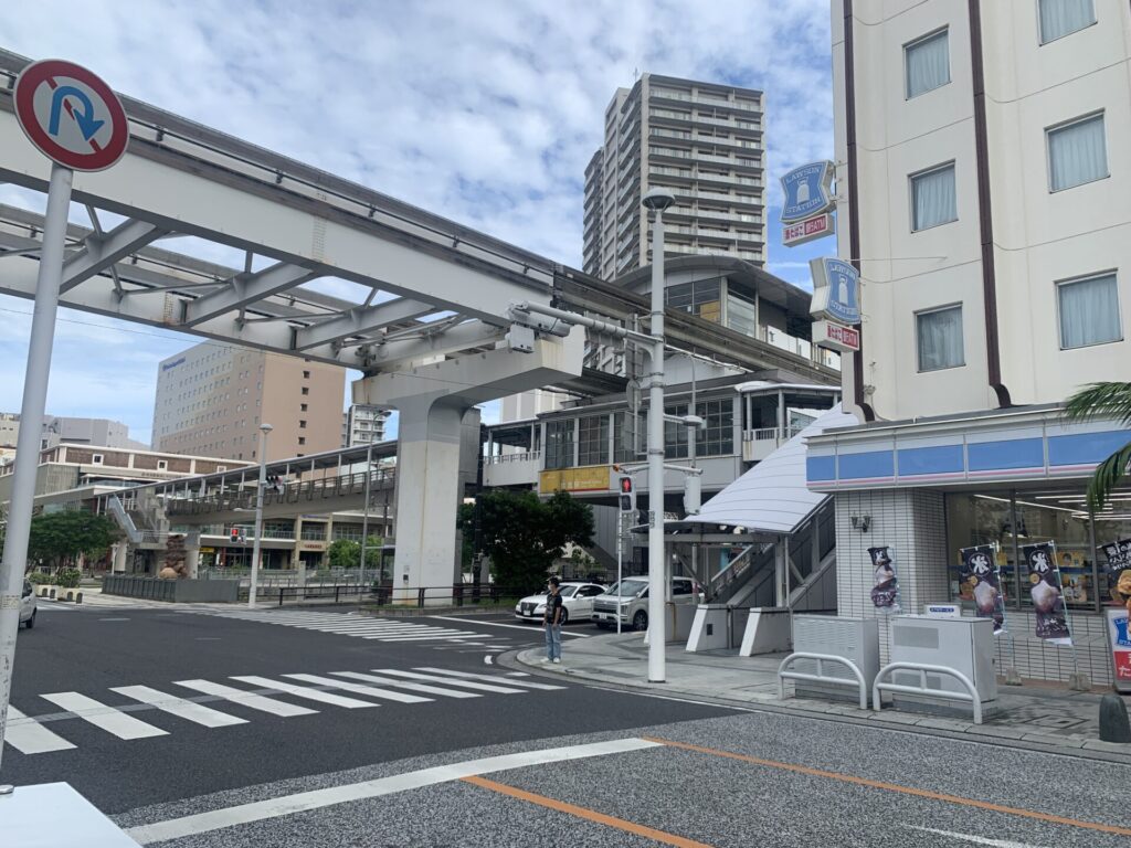 那覇からゆいレールで2駅牧志駅から徒歩数分。国際通りからでも頑張れば歩いて行けます。