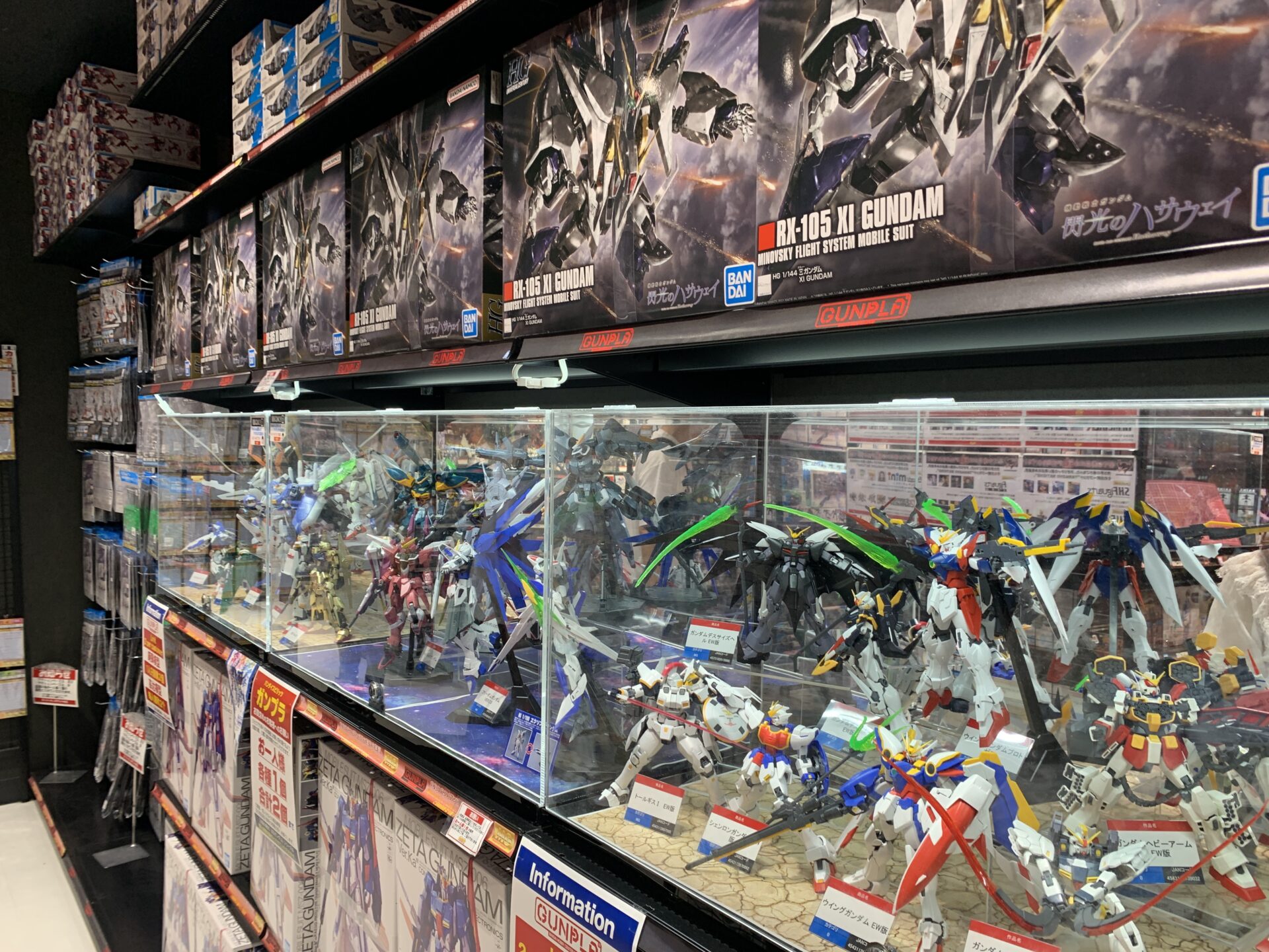 ウィングガンダム系の展示は映えますね。