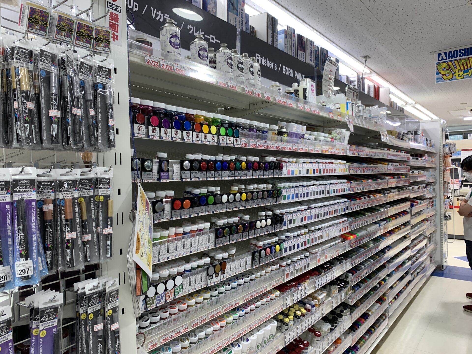 塗料類も豊富にそろっており、充実した売り場です。