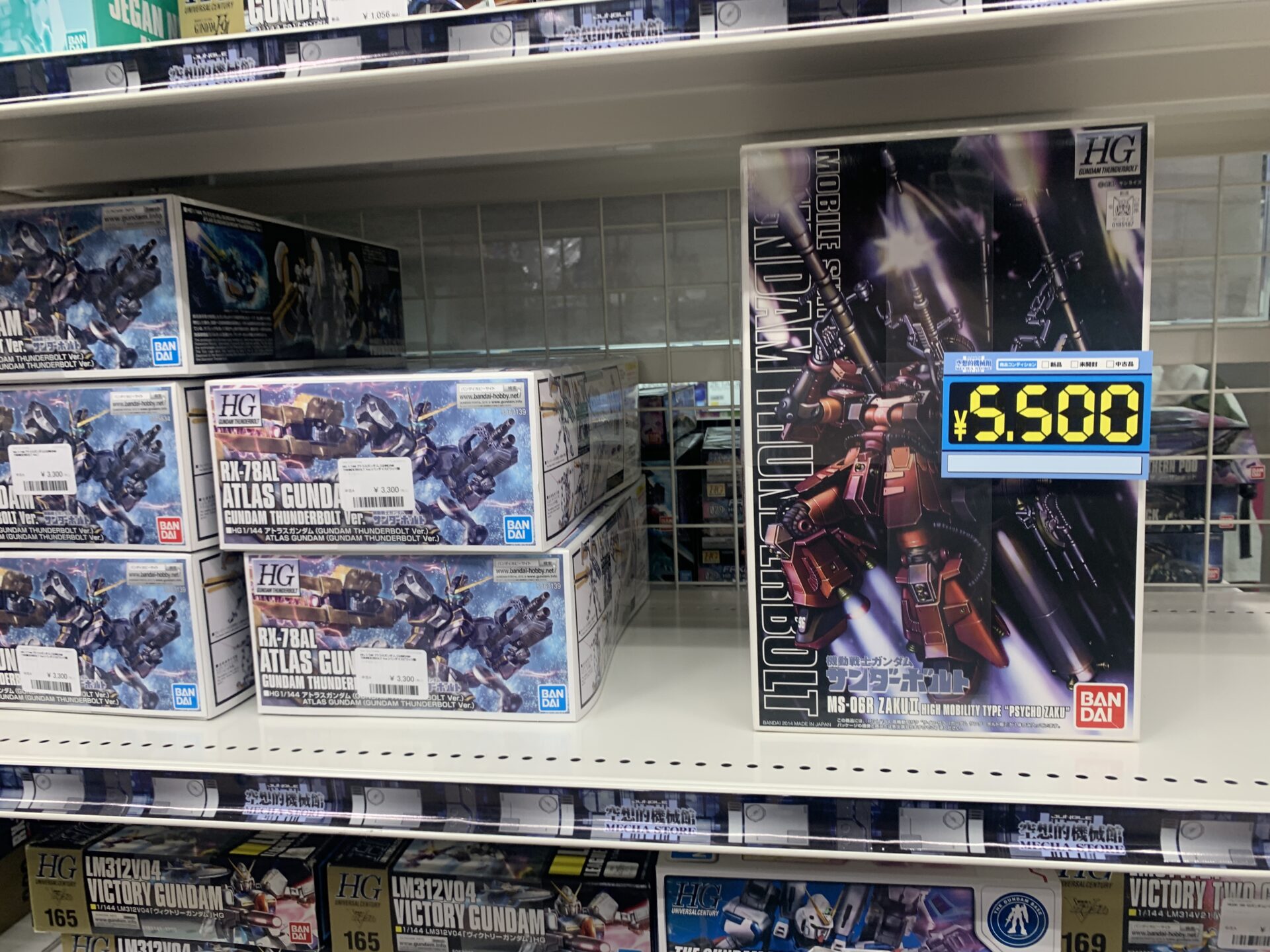サンダーボルトザクは結構高い値段で売られています。
