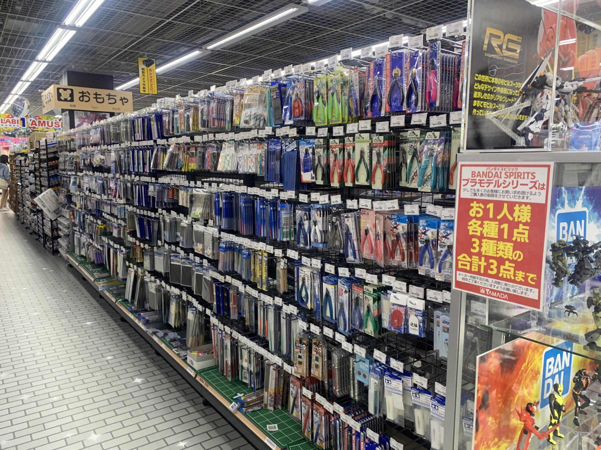 ニッパーといった初心者でも必要となる工具類は豊富に取り扱っています。