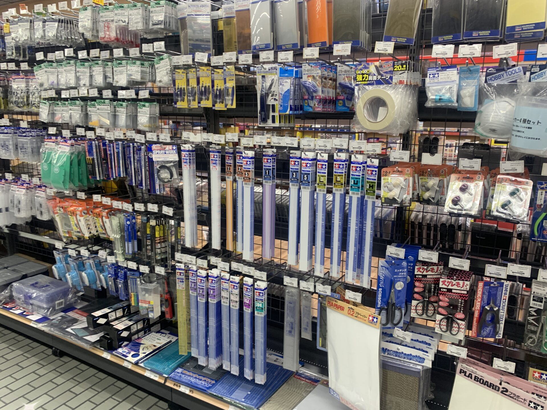 プラ棒などの工具もありますが、種類はそこまで豊富ではありません。