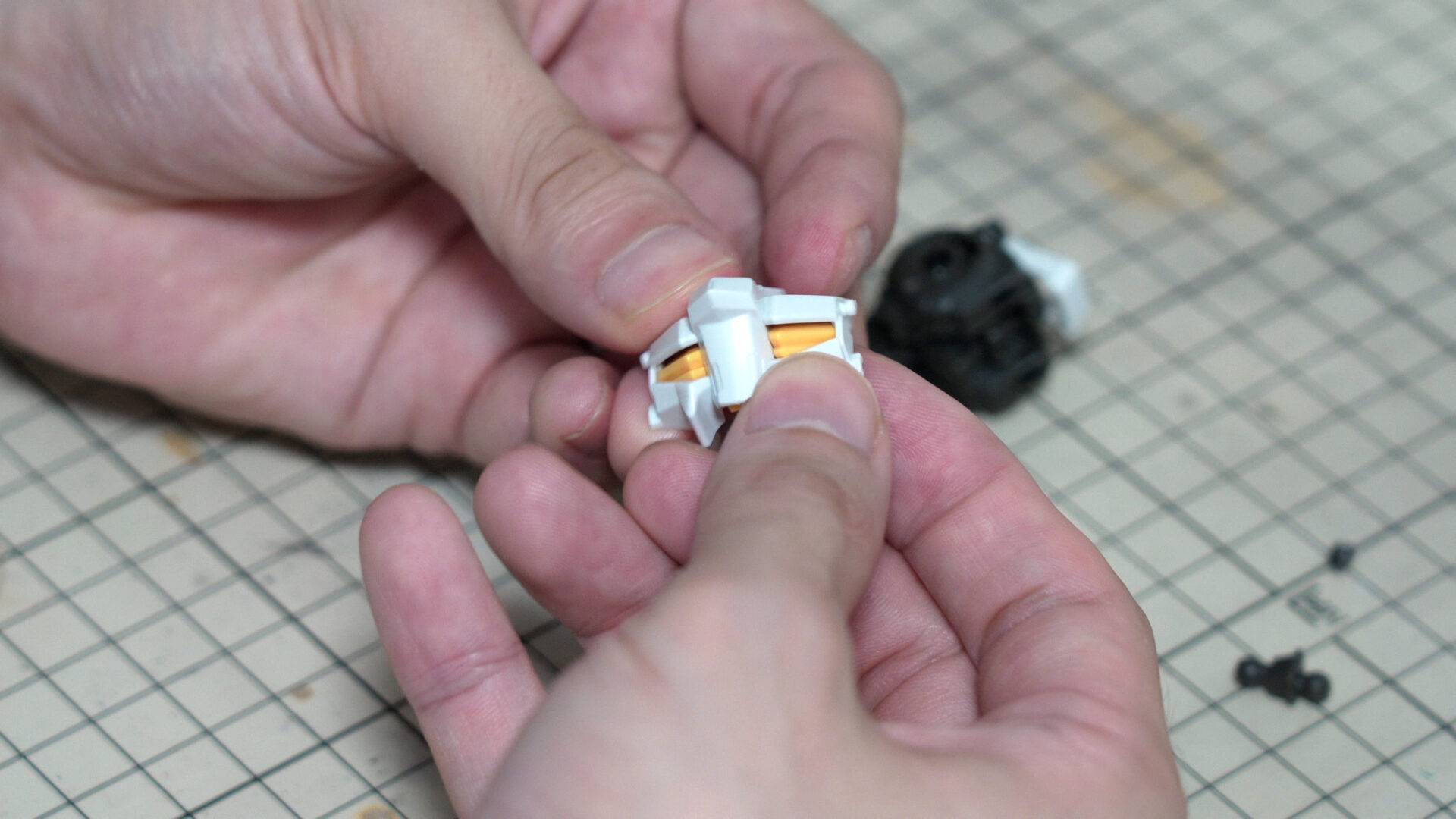 色分け済みなので、塗装も随分と楽になっている。HGガンダムバエル