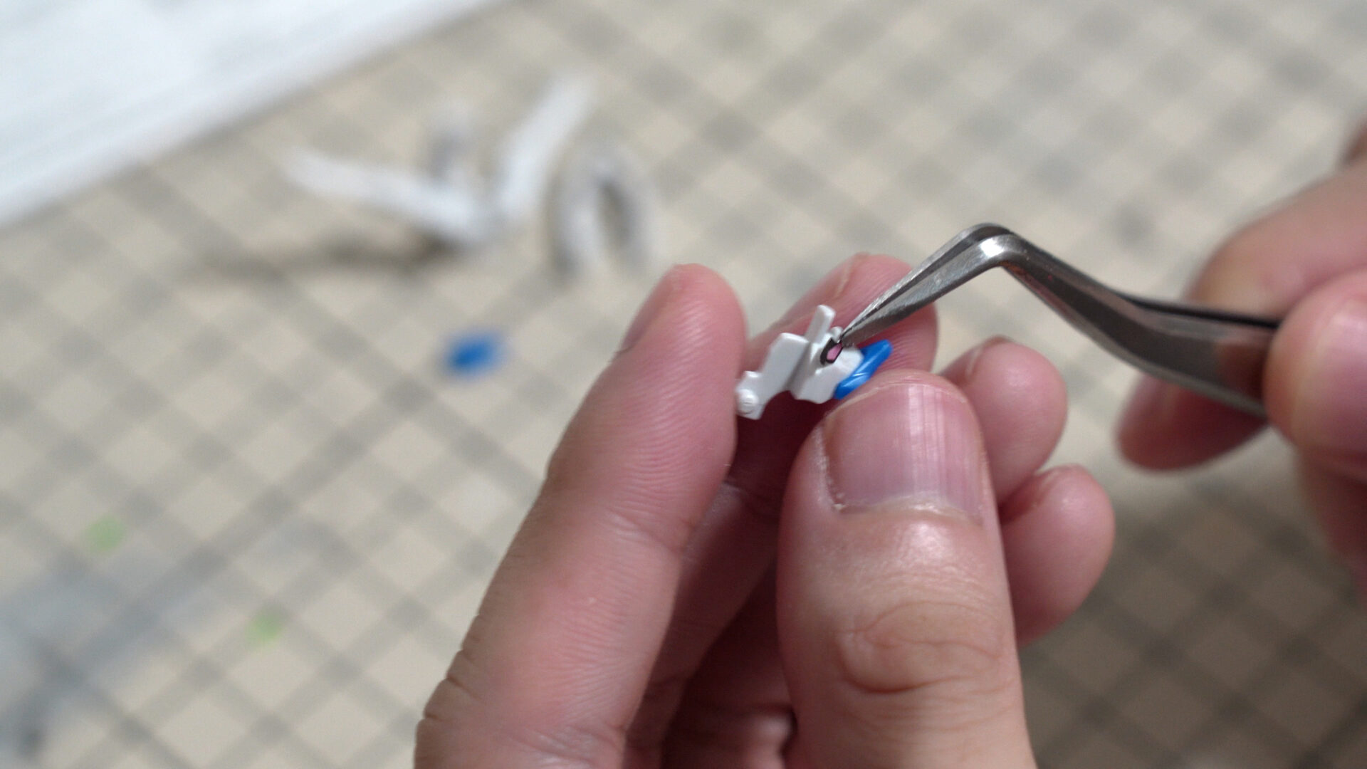 HGガンダムバエル　ホイルシールによってセンサー部分を綺麗に作れる。