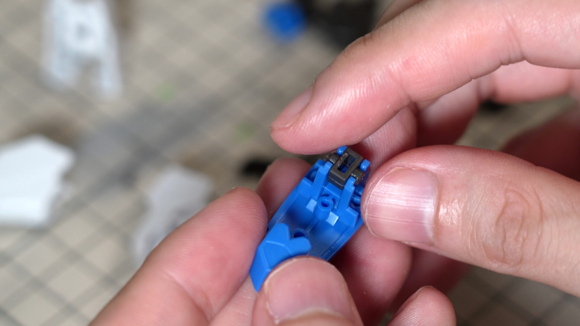 つま先の部分も部分塗装がされている。HGガンダムバエル
