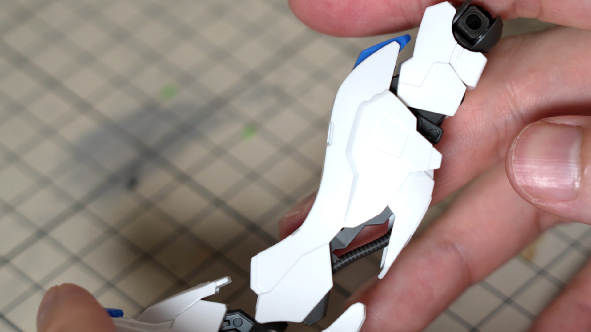 ふくらはぎ部分の動力パイプが見えるのがおしゃれ。　HGガンダムバエル　素組レビュー