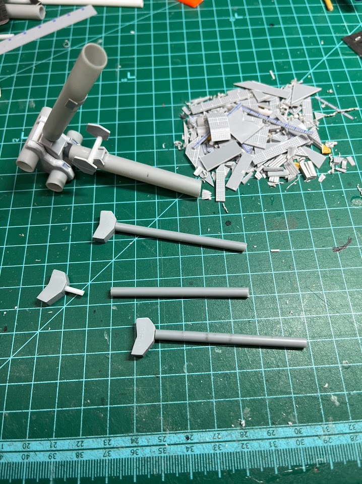 プラ板とプラパイプを駆使して武器もスクラッチ