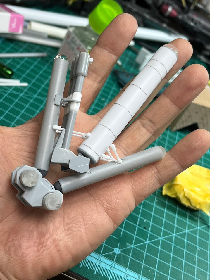 角度が難しいですが、うまくハマると手のひらでボリュームのあるプロペラントタンクが完成します。