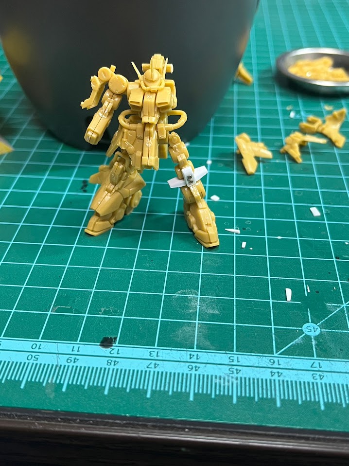プラ板を使って細かい部分を作成しております。