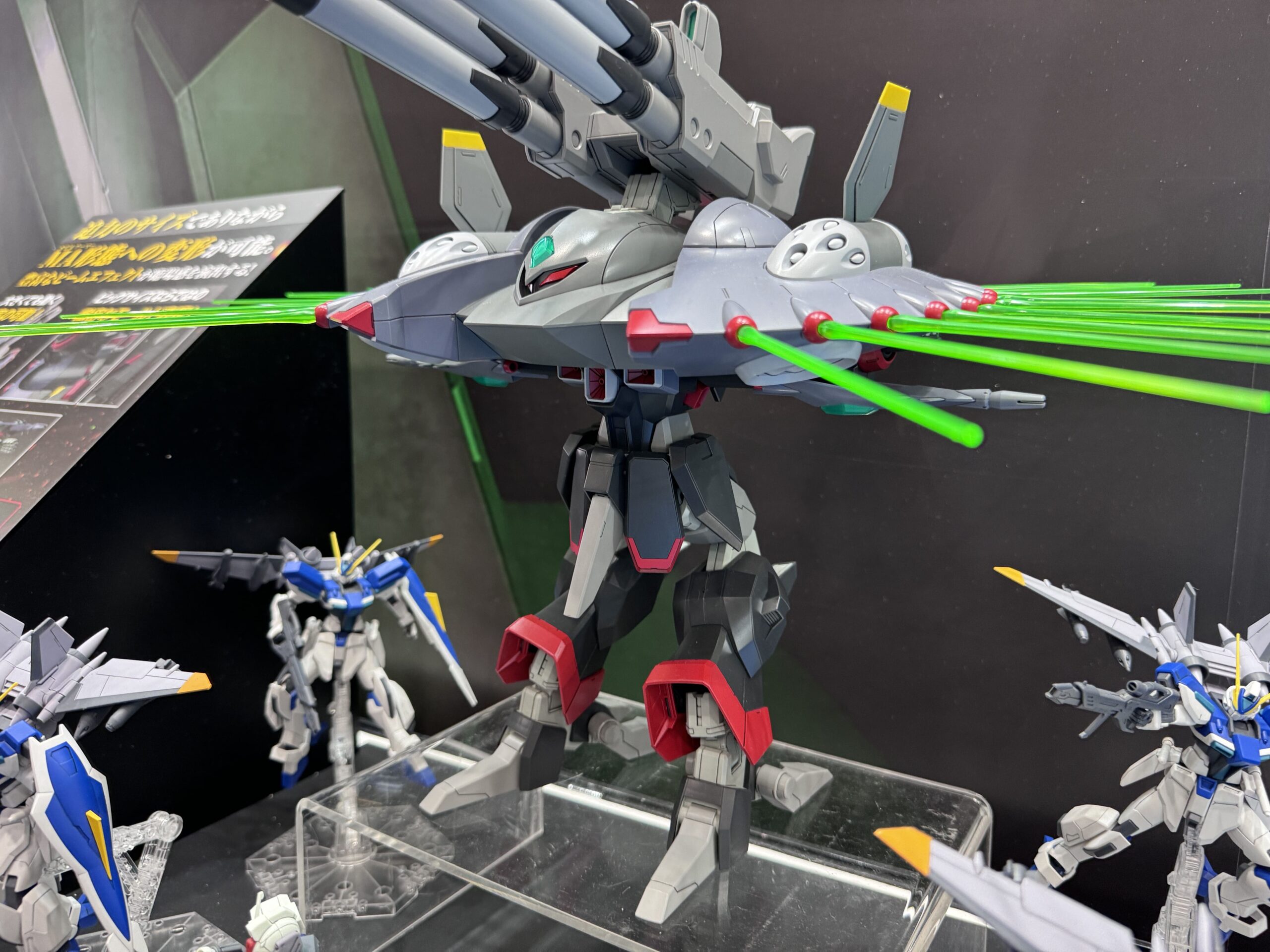 HGでありながらモビルアーマーに変形できる。
